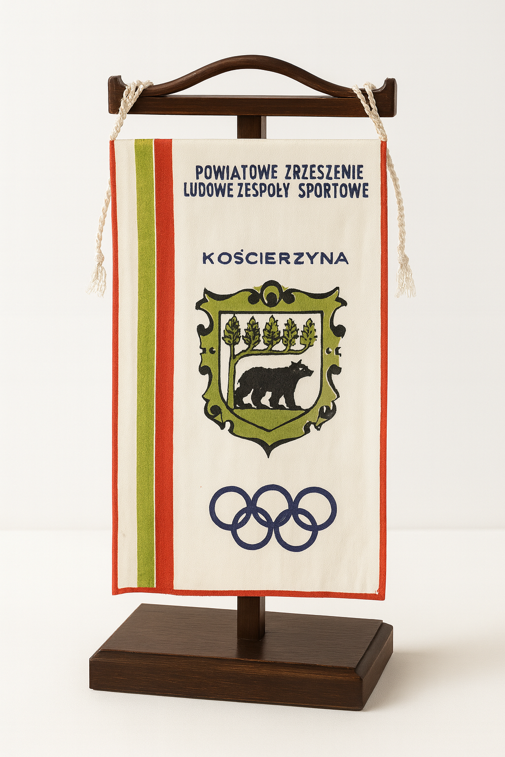 Proporczyk Powiatowego Zrzeszenia LZS w Kościerzynie z herbem niedźwiedzia