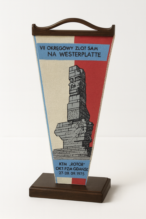 Proporczyk z VII Okręgowego Zlotu Samochodowego na Westerplatte z 1975 roku.