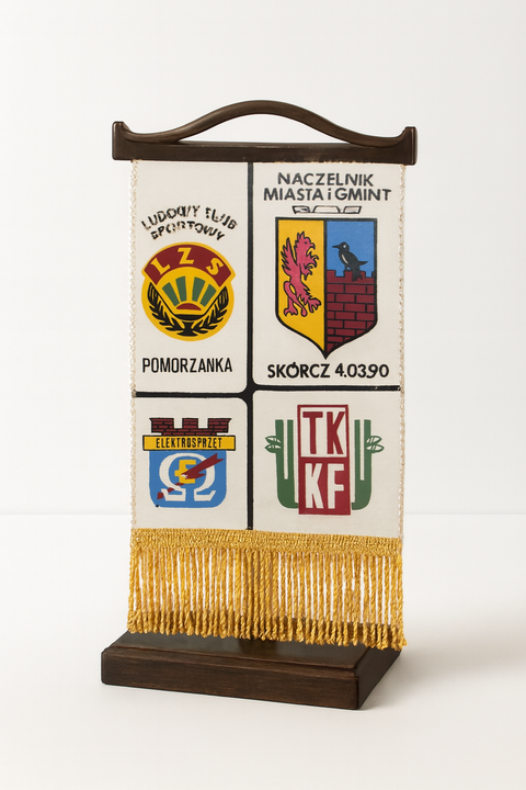 Proporczyk LKS Pomorzanka z logotypami Naczelnika Miasta i Gminy Skórcz oraz TKKF.