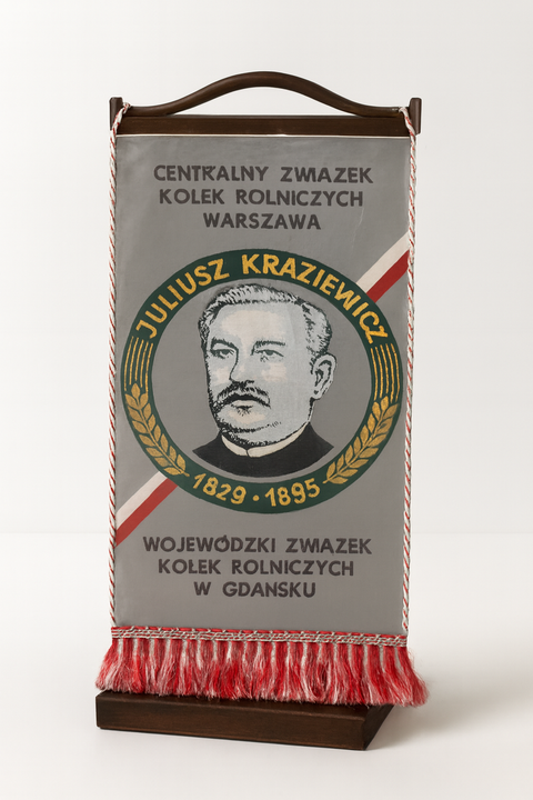 Proporczyk z wizerunkiem Juliusza Kraziewicza z Centralnego Związku Kółek Rolniczych